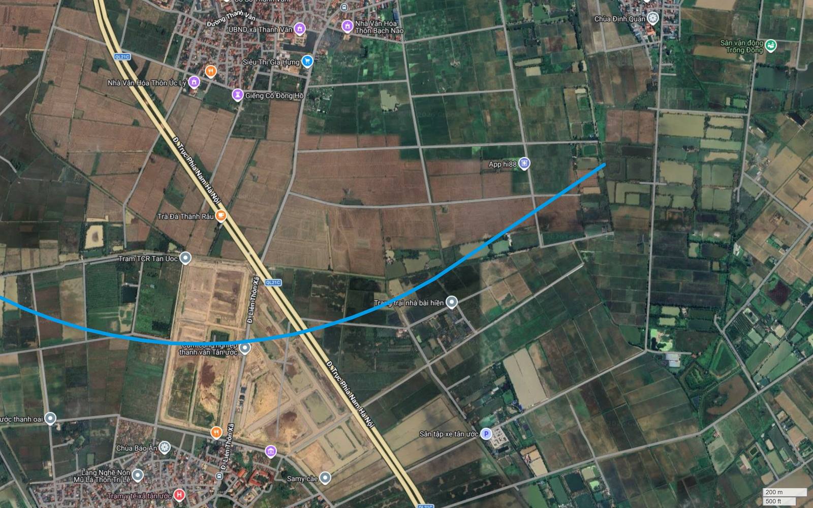Đầu mút phía nam tuyến metro số 15 Hà Nội nằm giữa cánh đồng đông bắc Tân Ước, cách trục Phía Nam Hà Nội khoảng một cây số sáu